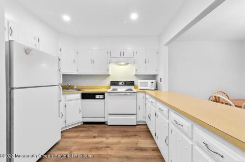 23 Manchester Ct, Tinton Falls NJ 07701-5490 exterior