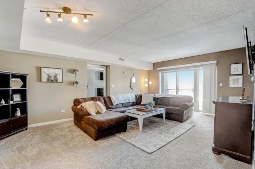 615 Perrie Dr, Elk Grove Vlg, IL 60007-1822