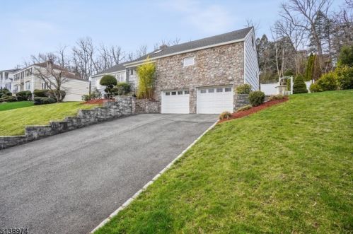 32 Underwood Dr, Town Center, NJ 07052-1322