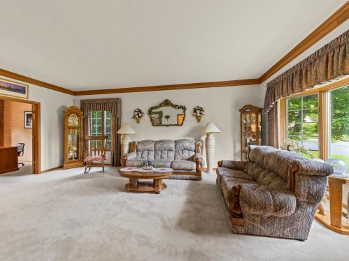8815 Aintree Ln, Willowbrook, IL 60527-8392