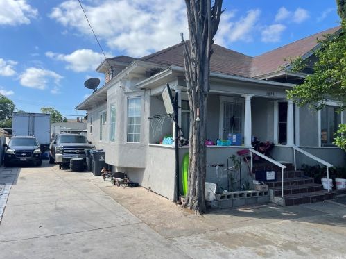 1054 3rd St, Santa Ana, CA 92703-3932