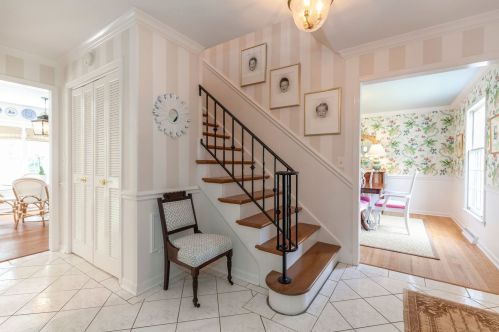 208 Tanglewood Ln, Naperville, IL 60563-2758
