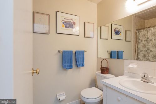 22 Valleybrook Dr, Lancaster PA  17601-4623 exterior