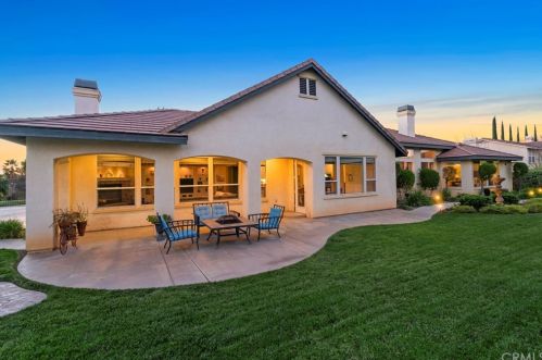 7470 Chateau Rdg Ln, Riverside CA  92506-7542 exterior