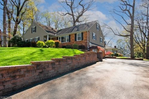 5 Tip Top Way, Berkeley Heights, NJ 07922-2113