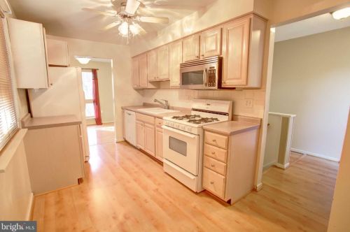 11592 Embers Ct, Herndon VA  20191-3004 exterior