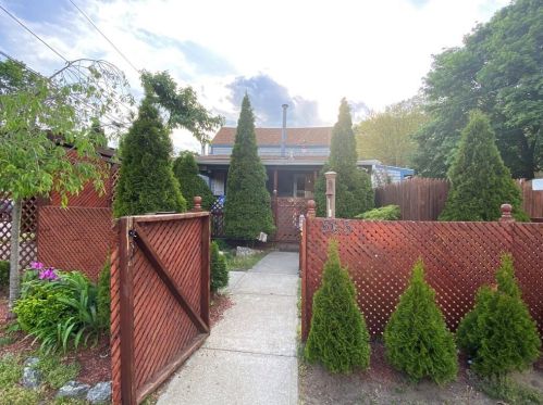 365 Pequot Ave, Warwick, RI 02889-9520