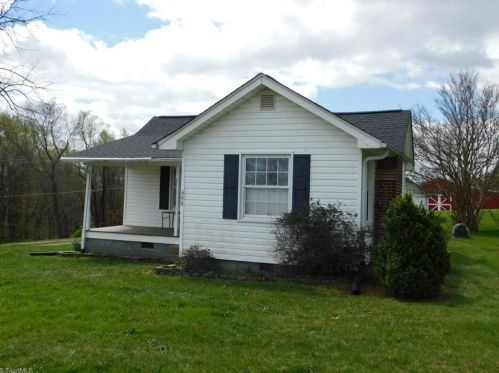 699 Red Brush Rd, Mount Airy, NC 27030-8634