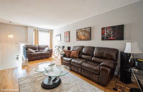 7443 Ashland Blvd, Chicago, IL 60626-1916