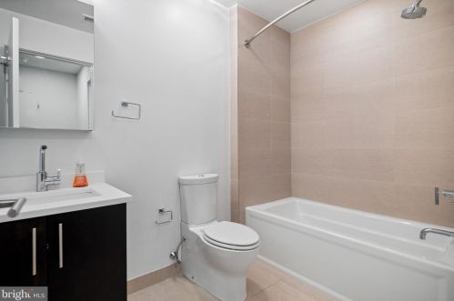 154 Front St, Philadelphia PA  19106-0020 exterior