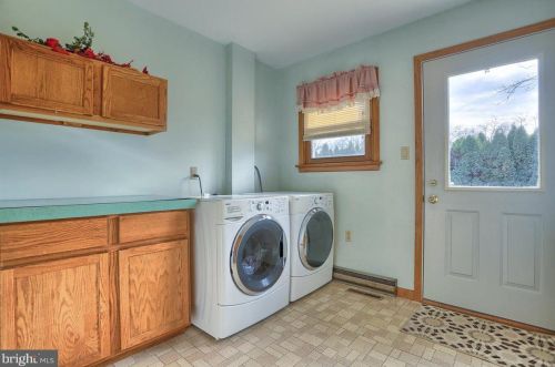 208 Garland Dr, Carlisle PA  17013-4271 exterior