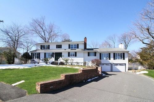 60 Field Crest Rd, New Canaan CT  06840-6328 exterior