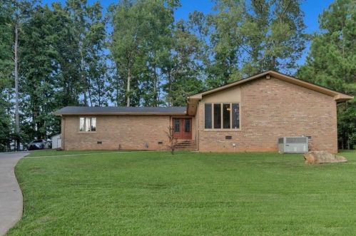 1320 Heatherland Dr, Atlanta GA  30331-7406 exterior