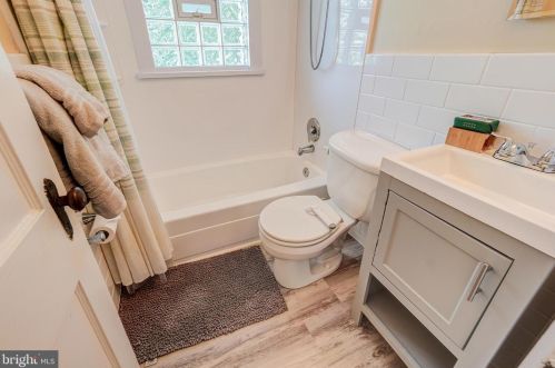 6806 Belford Dr, Silver Spring MD 20912-4841 exterior