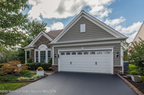 29 Aberdeen Ln, Lakehurst, NJ 08759-7309