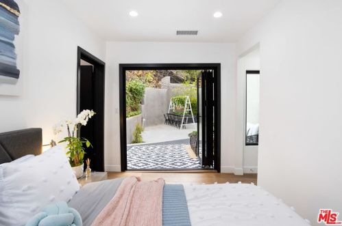 14600 Round Valley Dr, Van Nuys CA  91403-4632 exterior