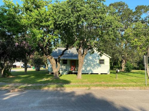 203 Walker St, Angleton, TX 77515-4215
