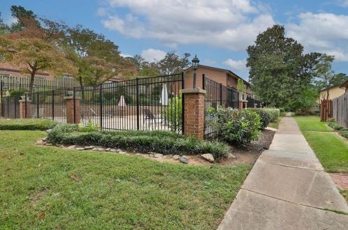 2560 Bradford Sq, Atlanta GA  30345-1339 exterior