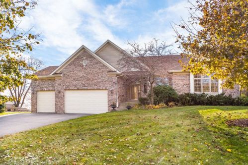 3278 Oak Knoll Rd, Carpentersville, IL 60110-3204