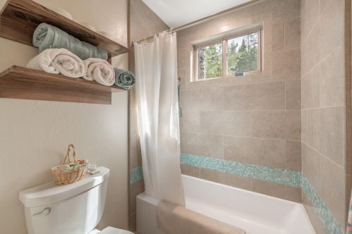 6860 Riv Rd, Truckee CA  exterior