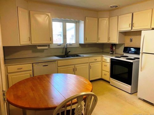90 Pineridge Dr, Waterbury, CT 06716-3134