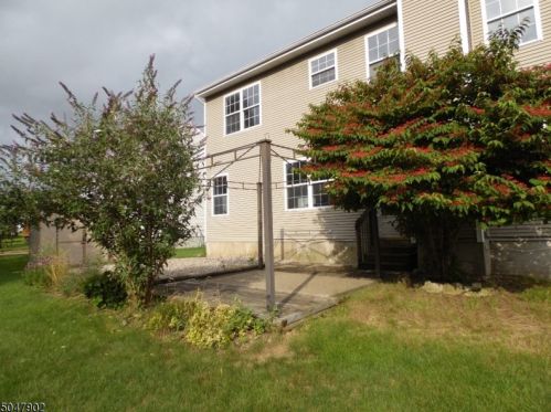 55 Saxton Dr, Hackettstown NJ  07840-1742 exterior