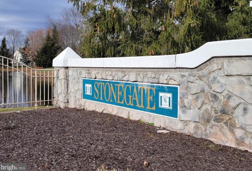 28 Barton Way, Mount Laurel, NJ 08054-5240
