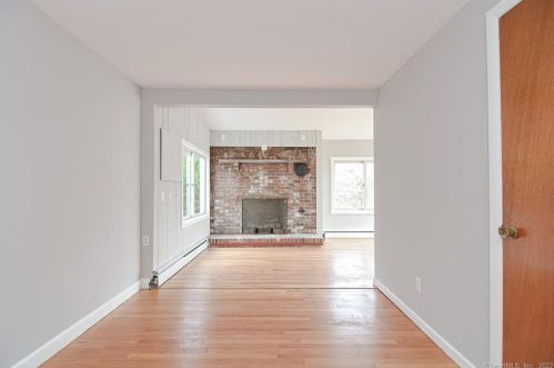 4 Clark Pl, Quaker Hill CT  06375-1204 exterior
