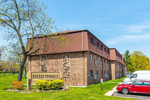 499 Mchenry Rd, Wheeling IL  60090-3870 exterior