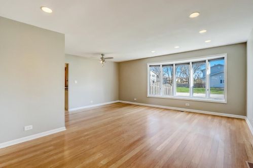 1101 Hemlock Ln, Mount Prospect, IL 60056-1409