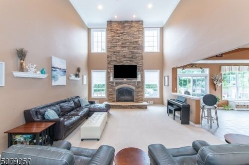 20 Saunders Ln, Hackettstown, NJ 07840-5526