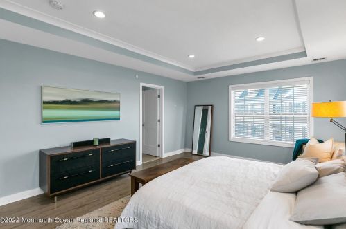 2 River St, Tinton Falls NJ 07701-1324 exterior