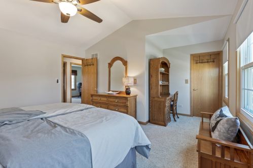 723 Warwick Dr, Carol Stream IL  60188-4332 exterior