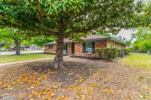 6136 Wheaton Dr, Fort Worth, TX 76133-2748