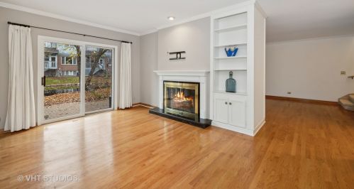 33 Stonehenge Ct, Willowbrook IL  60527-6414 exterior