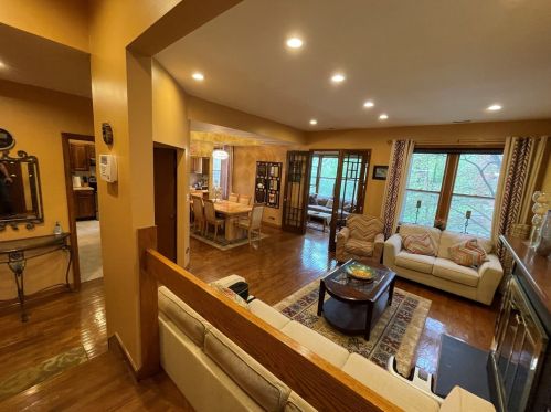 919 Carmen Ave, Chicago, IL 60640-6309