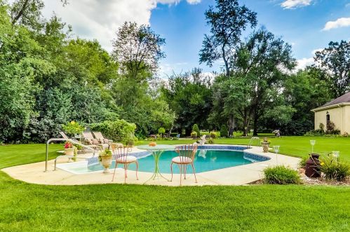 8901 Maple Ave, Willowbrook IL 60527-6469 exterior