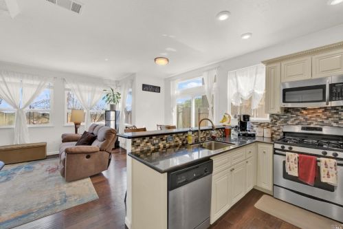 831 Chateau Cir, Vacaville CA  95687-7432 exterior