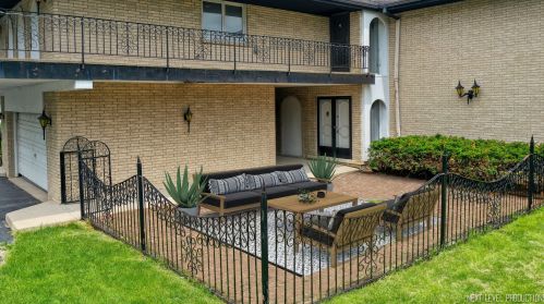 6765 County Line Ln, Willowbrook IL  60527-5726 exterior