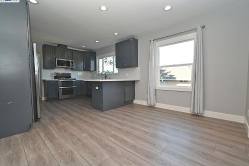 22677 7th St, Hayward, CA 94541-3013