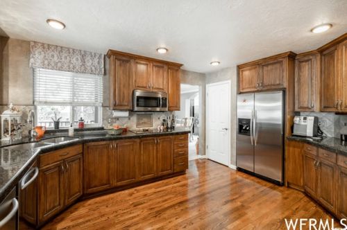 6 Mistywood Ln, Sandy UT 84092-4850 exterior