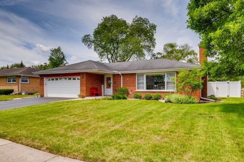108 Louis St, Mount Prospect, IL 60056-2558