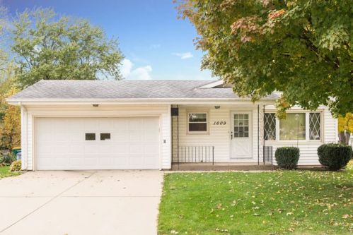 1609 Oak Ln, Sycamore, IL 60178-2618