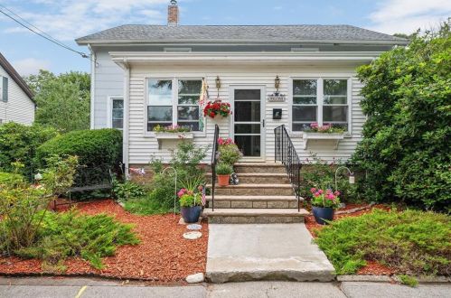 9 Pond Ave, Lincoln, RI 02865-2512