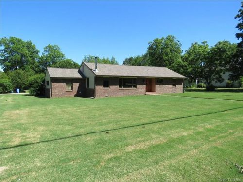 606 4th St, Checotah, OK 74426-2807
