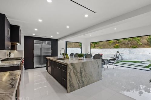 2434 Delisle Ct, Glendale CA  91208-2210 exterior
