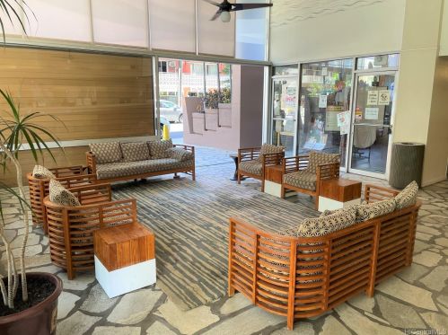 2427 Kuhio Ave, Honolulu HI  96815-3301 exterior