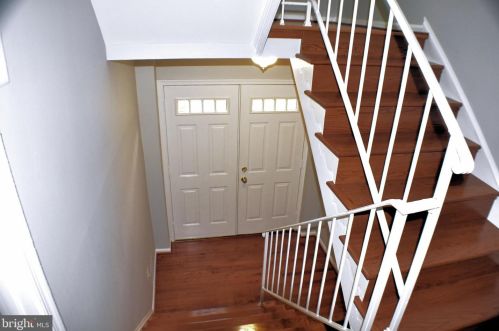 8020 Sleepy View Ln, Springfield VA  22153-2920 exterior