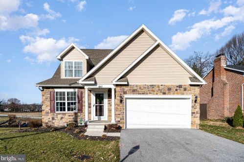 1047 Pearl Dr, Hanover, PA 17331-9246