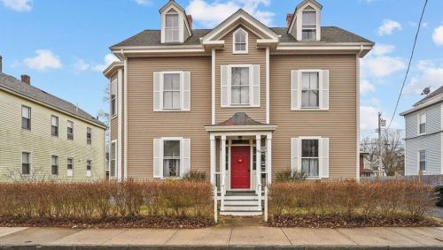 30 Gould St, Middletown, RI 02840-2102